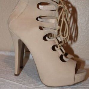 Womans Heart In D Beige Heels Size 8